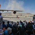 Bidenas žada evakuoti iš Afganistano visus amerikiečius ir jiems padėjusius afganus