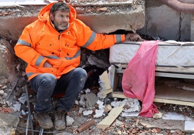 Mesut Hancer laiko per žemės drebėjimą žuvusios penkiolikmetės dukros Irmak ranką. Adem Altan / AFP/ Scanpix nuotr.
