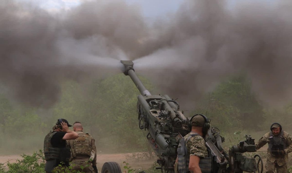 Ukrainiečių artileristai šaudo iš haubicų M777