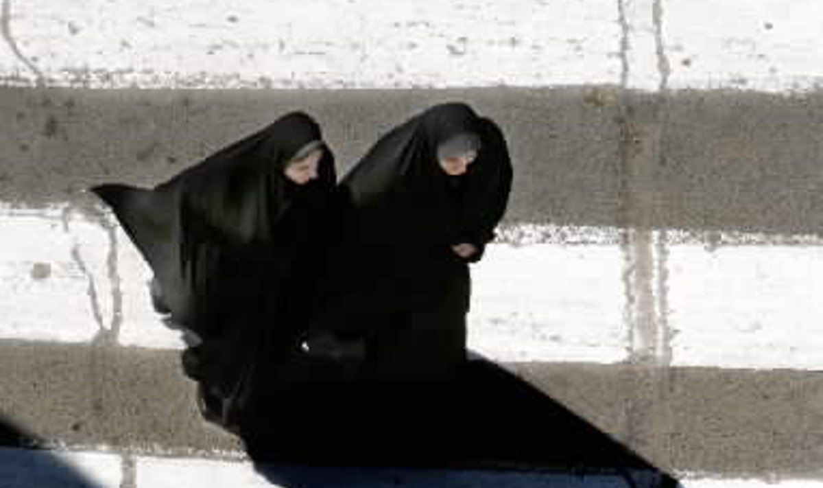 Moterys eina Teherano gatve. Iranas.