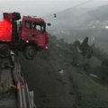 Nufilmuota: iš ant skardžio pakibusio sunkvežimio išgelbėti keturi žmonės