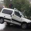 Vilniuje automobilis prasmego po liūties atsivėrusioje smegduobėje