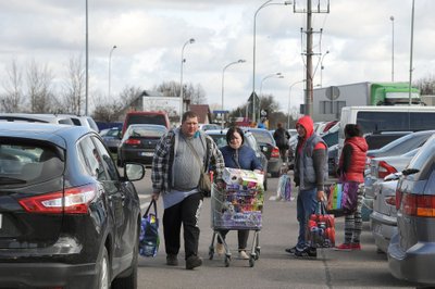 Lietuviai šluoja Suvalkų parduotuves
