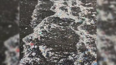 Turistų pamėgti Tenerifės paplūdimiai užversti plastiko šiukšlėmis
