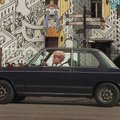 „Pilnos gatvės žmonių“: D. Grybauskaitė vairuoja, o V. Adamkus jai groja saksofonu
