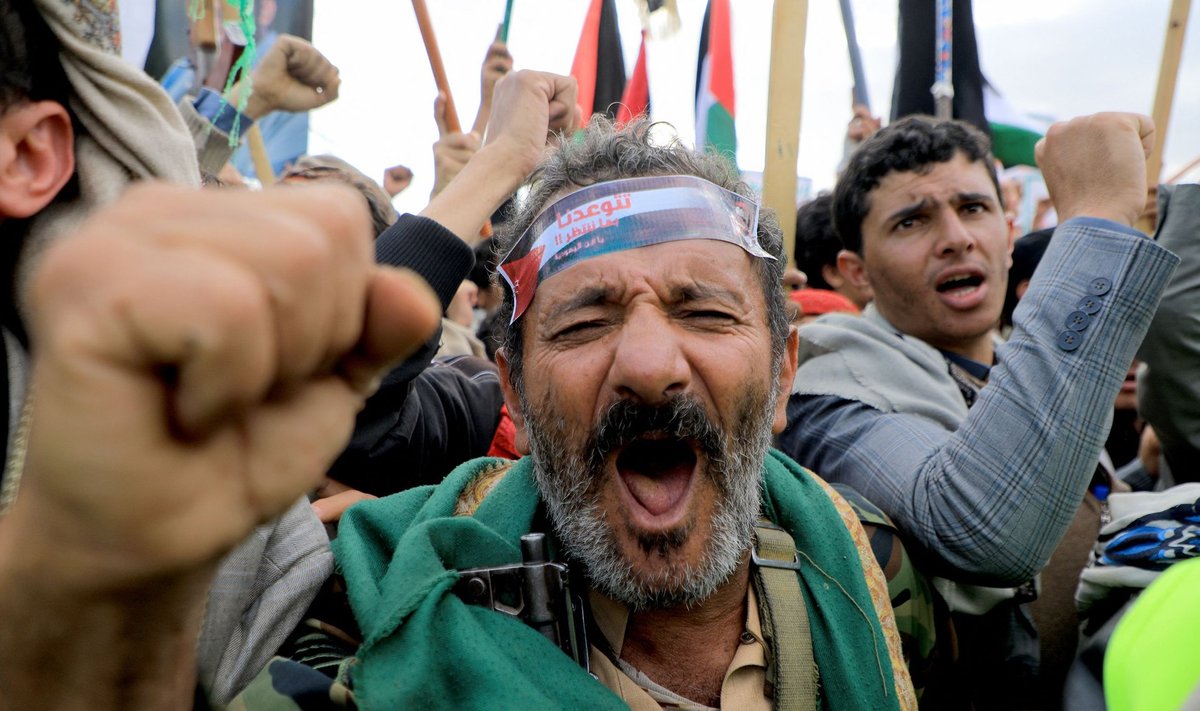 2023 m. gruodžio 29 d. demonstrantai šūkauja šūkius ir žygiuoja Jemeno husių kontroliuojamos sostinės Sanos gatvėmis, kad išreikštų solidarumą su Gazos Ruožo žmonėmis