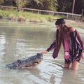 Студентка из США сфотографировалась с аллигатором. Она его знает давно и не боится