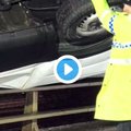 Britų policininkas plikomis rankomis sulaikė ant tilto pakibusį furgoną