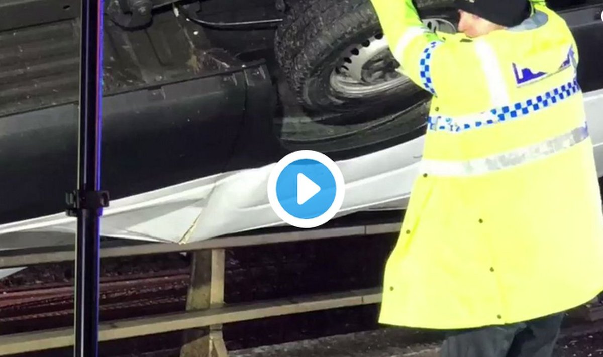Britų policininkas plikomis rankomis sulaikė ant tilto pakibusį furgoną