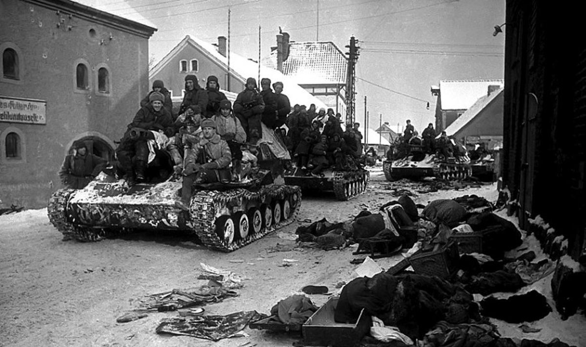 Sovietų tankų divizija Miulhauzene. Vokietija. 1945 m.