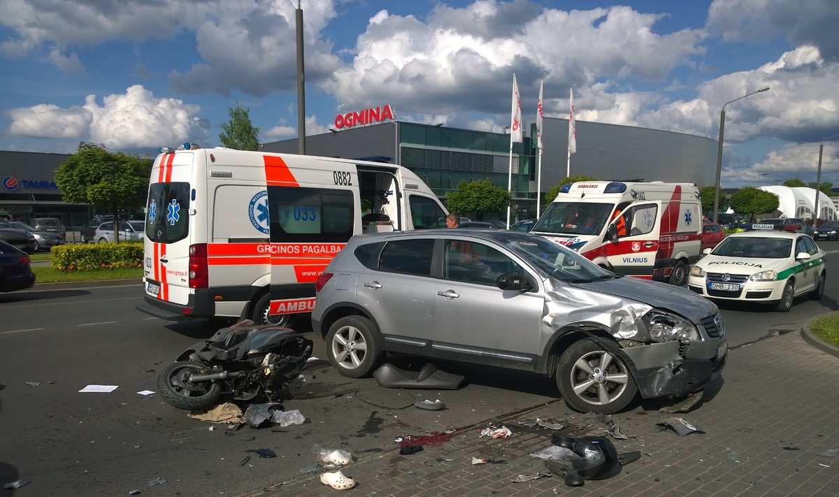 Vilniuje, P. Lukšio gatvėje, per avariją sužalotas motorolerio vairuotojas
