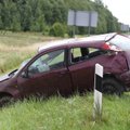 Šalia magistralės Vilnius - Kaunas - Klaipėda rastas sudaužytas automobilis