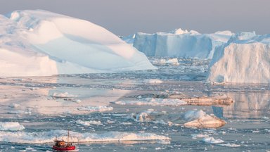 Ledas iš Grenlandijos ledynų keliauja į prabangiausius Dubajaus barus – teigiama, kad tai švariausias vanduo Žemėje