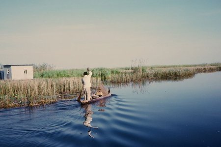 Žvejys iriasi namo netoli Kabvės miesto, Zambijoje Brian Wilson nuotr.