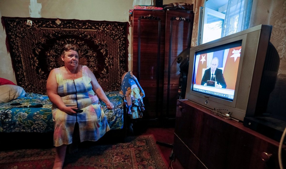Rusė žiūri televizorių