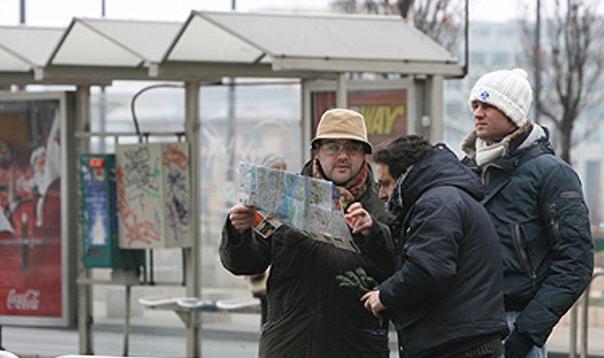 Turistai su žemėlapiu
