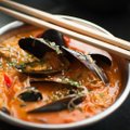 Leiskitės į skonių kelionę: azijietiška sriuba su makaronais ir jūrų gėrybėmis