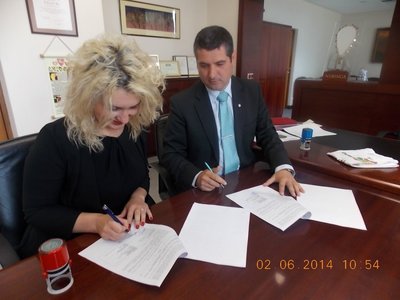 Roberta Ažukaitė ir Darius Jasaitis pasirašo susitarimą