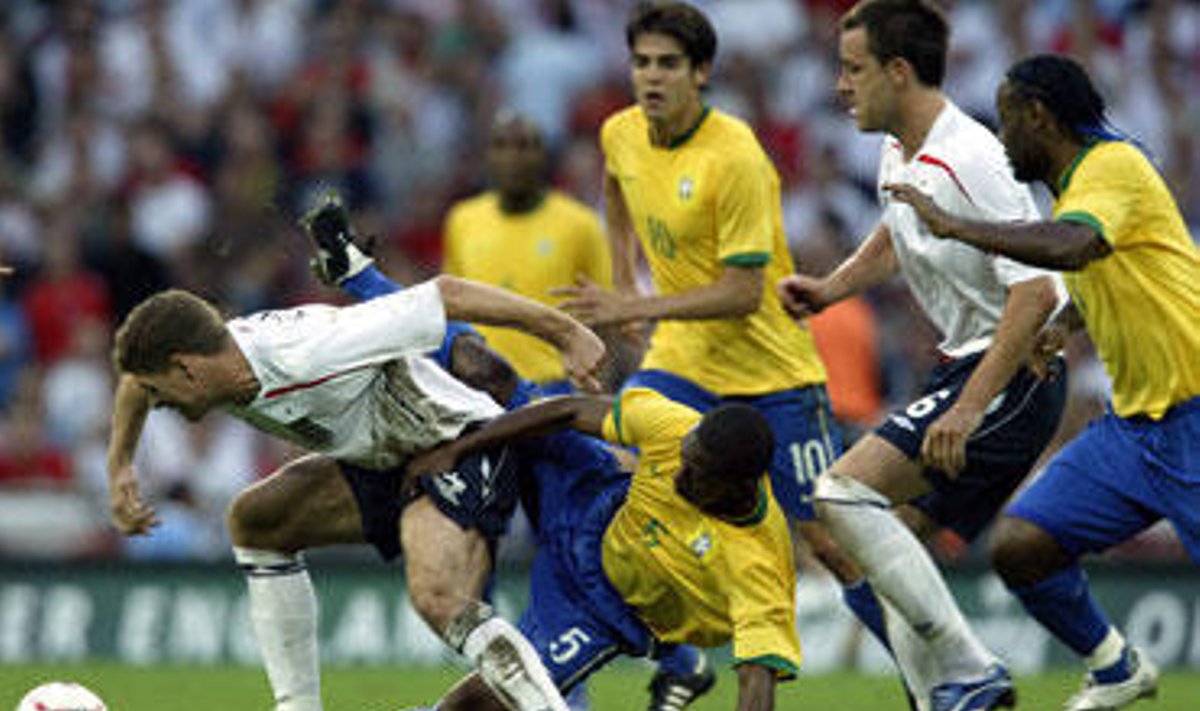 Anglijos - Brazilijos futbolo rinktinių dvikovos momentas