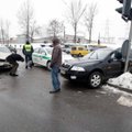 Vilniuje susidūrusios dvi „Škodos“ sulaužė šviesoforą