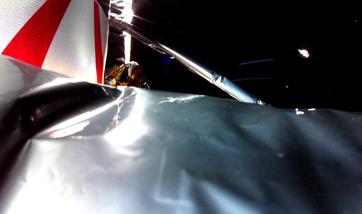 Nuotraukoje matyti pažeista „Peregrine“ nusileidimo modulio izoliacijos dalis. Astrobotic/Scanpix nuotr.
