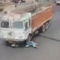 Vaizdo kamera: Indijoje sunkvežimio partrenkta motorolerio vairuotoja išsigelbėjo