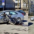 Nelaimė Šiauliuose: automobilis nepraleido motociklo ir sukėlė avariją, nukentėjo 20-metis vaikinas