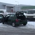 Šiauliuose čiuožykla virtusioje judrioje gatvėje vienas į kitą rėžėsi trys automobiliai
