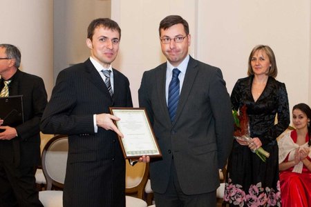 Skirmantas Kriaučionis už savo veiklą buvo įvertintas mokslo premija. Nuotraukoje kartu su švietimo ir mokslo ministrų Gintaru Steponavičiumi.