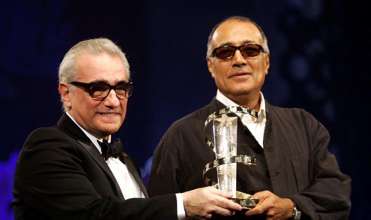 A. Kiarostami atsiima apdovanojimą iš M. Scorsese rankų