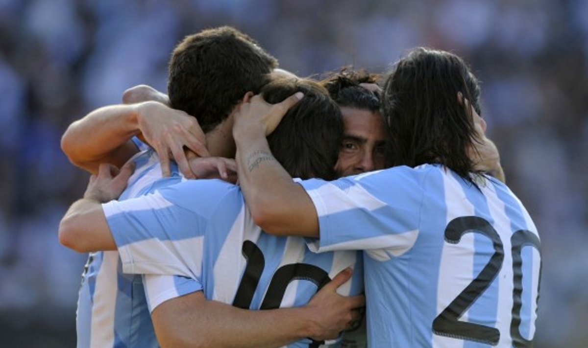 Argentinos futbolininkai sveikina C.Tevezą