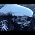 Šokiruojanti avarija: vairuotoja išgyveno perpus perplėštame automobilyje