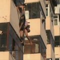 Nufilmuota, kaip Kinijoje išgelbėta per balkoną iškritusi pora