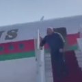 [Delfi trumpai] Vaizdo įraše užfiksuotas sunkiai paeinantis Lukašenka