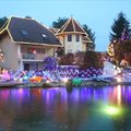 Žmonės iš skirtingų šalių vyksta į Austriją pasigrožėti šimtais tūkstančių spalvotų švieselių