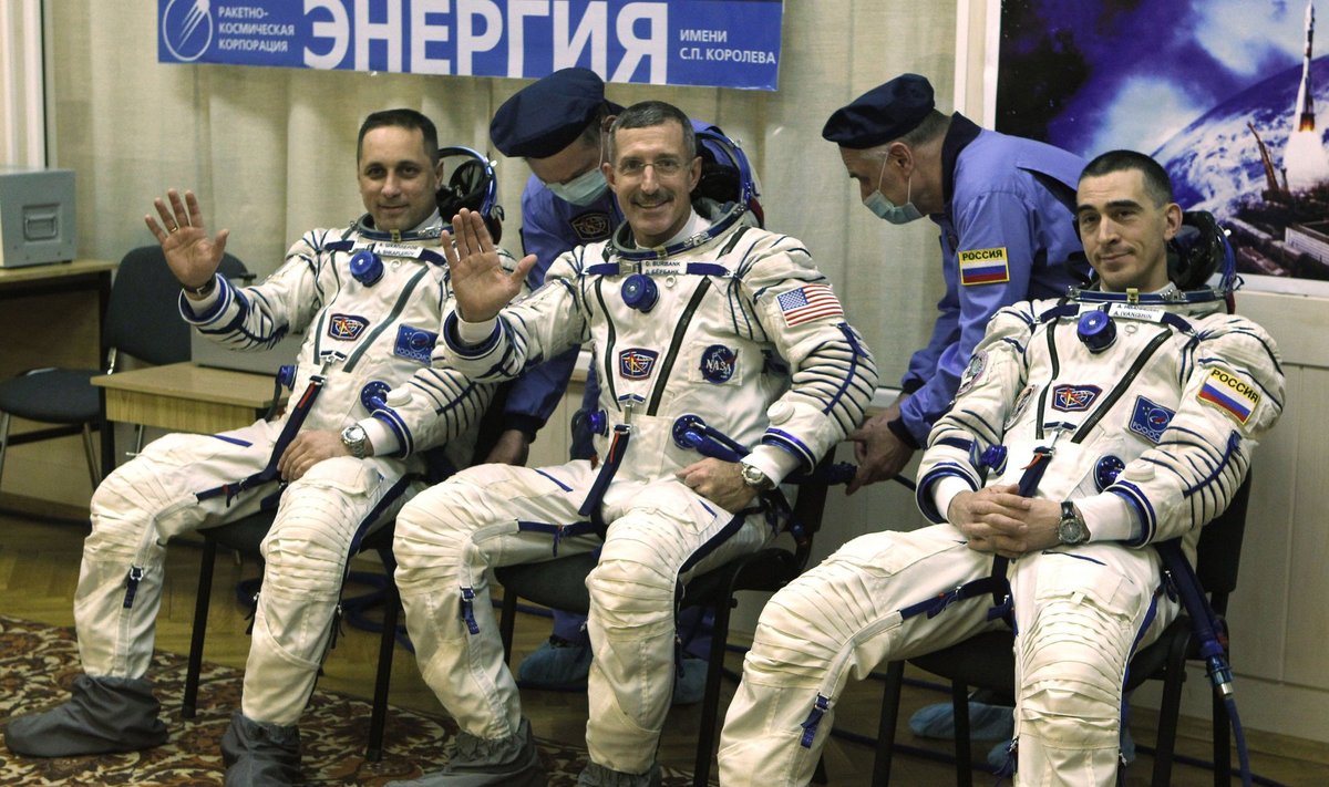 Kosmonautų įgula - Antonas Škaplerovas, Danas Burbankas, Anatolijus Ivanišinas