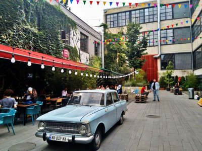 Šalia viešbučio yra kavinių ir restoranų