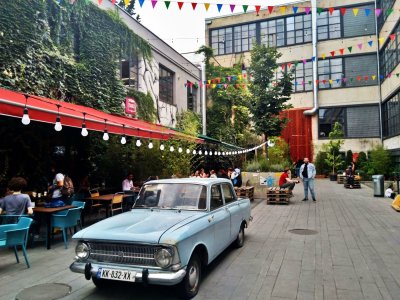 Šalia viešbučio yra kavinių ir restoranų 