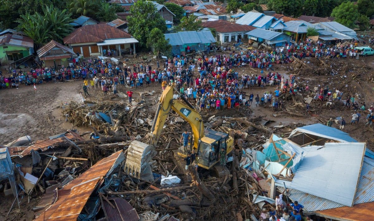 Indonezijoje nuošliaužų ir potvynių aukų padaugėjo iki 126