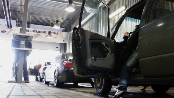 „Regitros“ klientai nevilty: automobilių užregistruoti nepavyksta ir savaitę, įmonė prašo kantrybės
