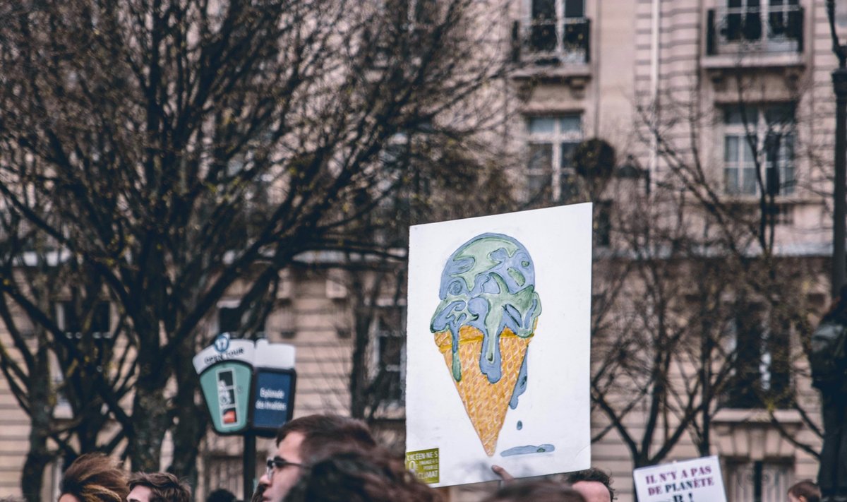 Kadras iš protesto prieš klimato kaitą Paryžiuje
