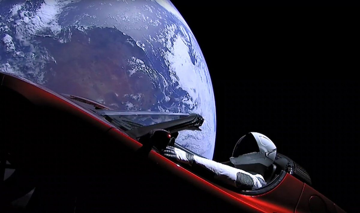 „Tesla Roadster“ kosmose