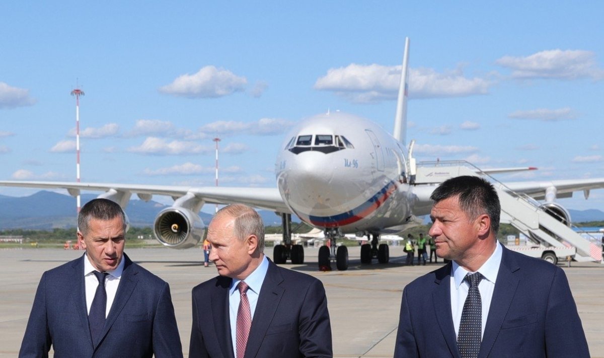 Vladimiras Putinas (viduryje), Andrejus Tarasenka (dešinėje)