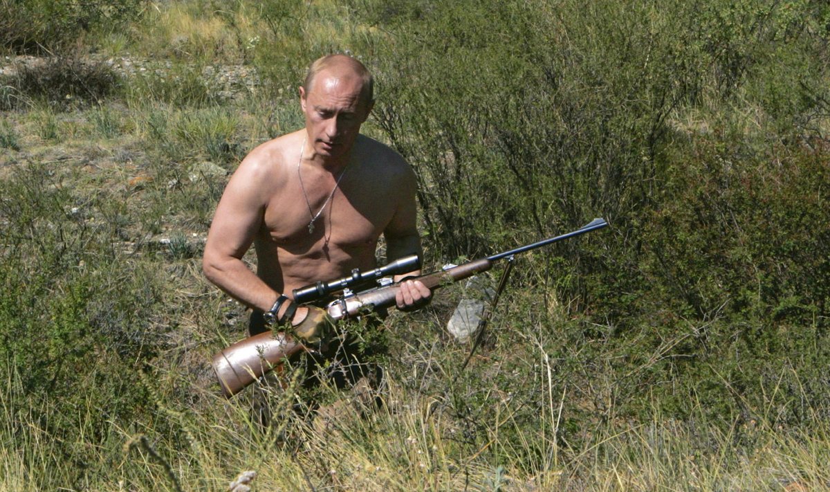 Apsinuoginęs Vladimiras Putinas medžioja