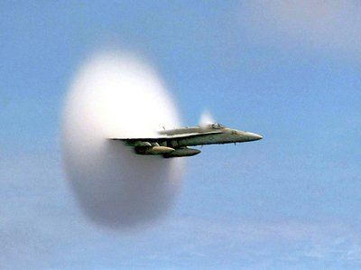 Garsinis sprogimas/smūginis sprogimas ir Macho kūgis. NASA/Lockheed Martin nuotr.