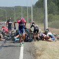 Po keturių „Tour de France“ etapų: iširęs lyderių ketvertas, lūžę stuburo ir kaklo slanksteliai