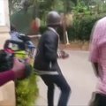Išpuolio Nairobyje liudininkas nufilmavo žmonių evakuaciją