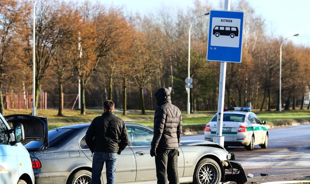Kaune BMW įlėkė į stotelę (asociatyvi nuotr.)