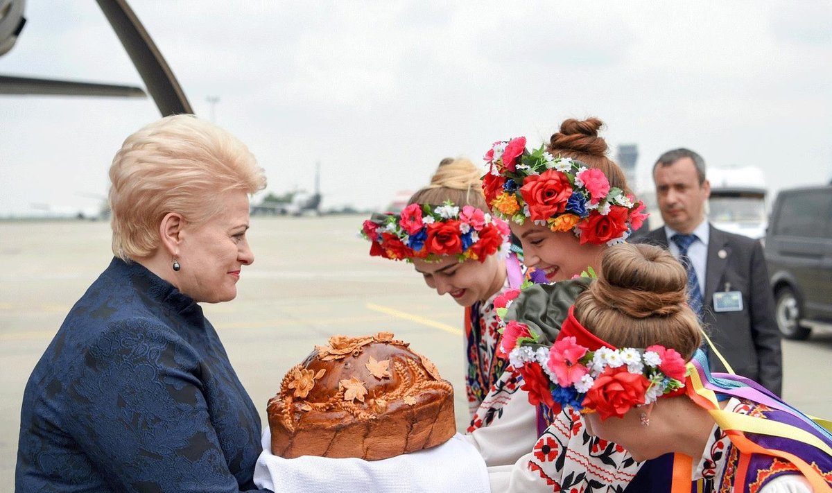 Dalia Grybauskaitė in Ukraine. Foto - lrp.lt