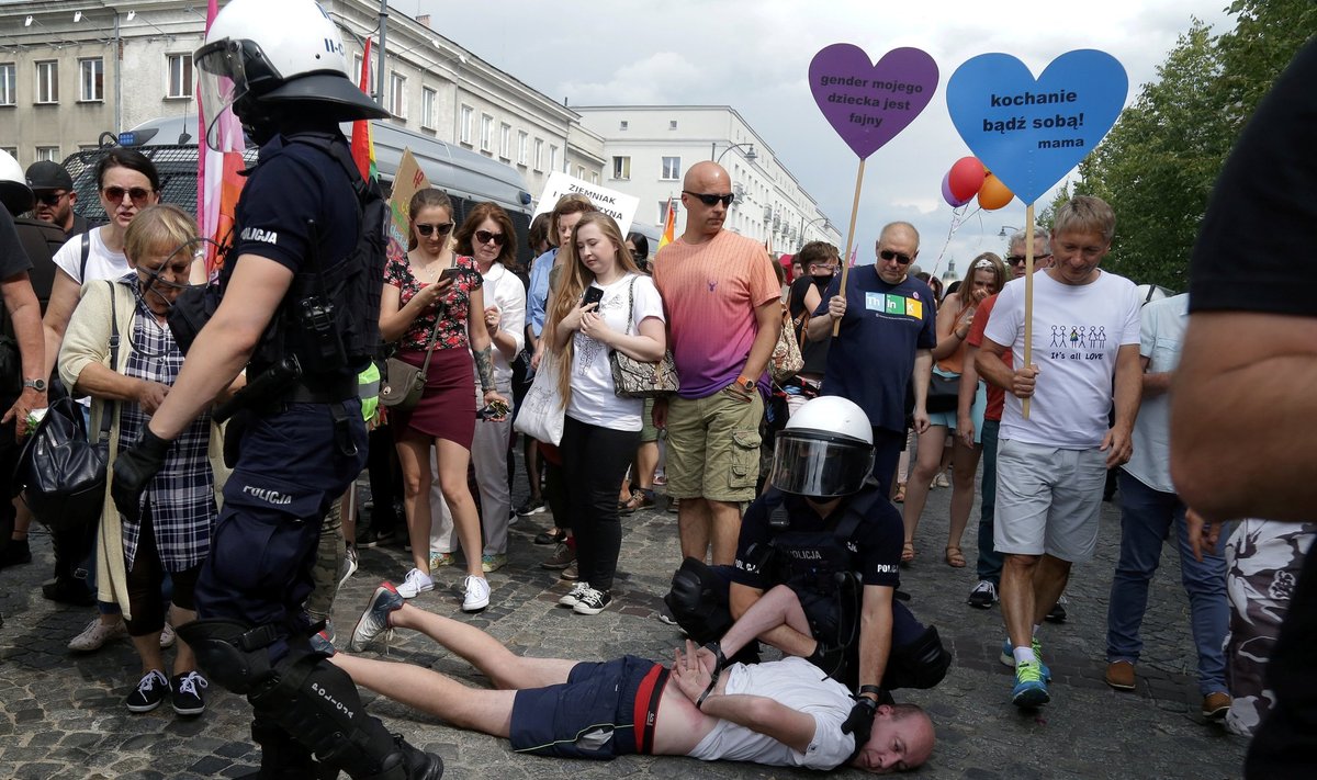 Dėl riaušių per LGBT paradą Lenkijoje sulaikyta daugiau nei 20 žmonių
